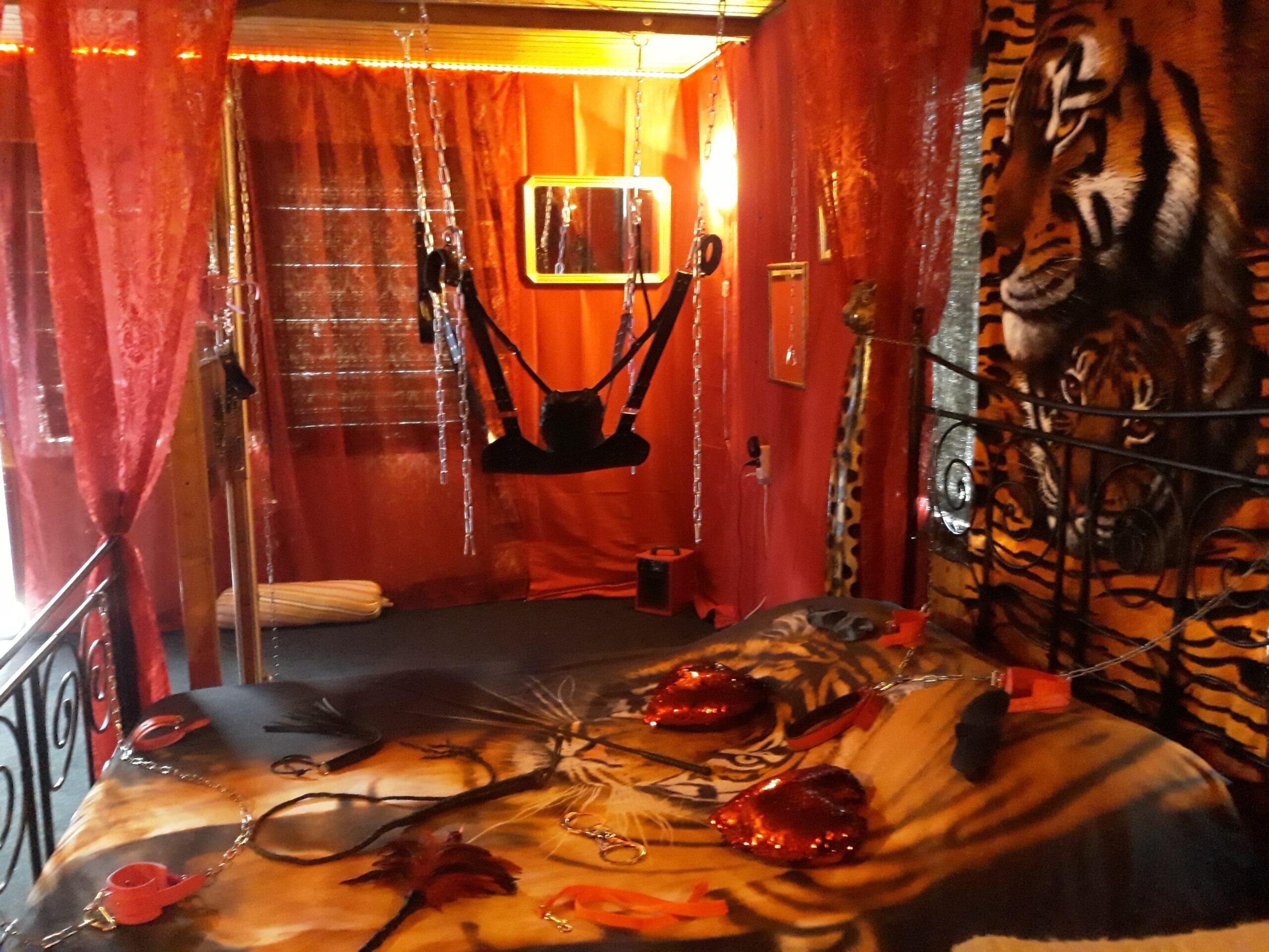 kinky hotel ,bed en seks schommel