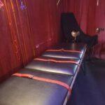 erotisch overnachten -bdsm bondage-massagetafel met roderiemen