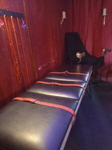 erotisch overnachten -bdsm bondage-massagetafel met roderiemen