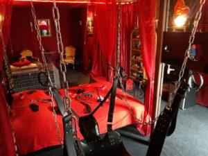BDSM kamer met rode tinten. Privé en anoniem genieten in onze BDSM Kamer